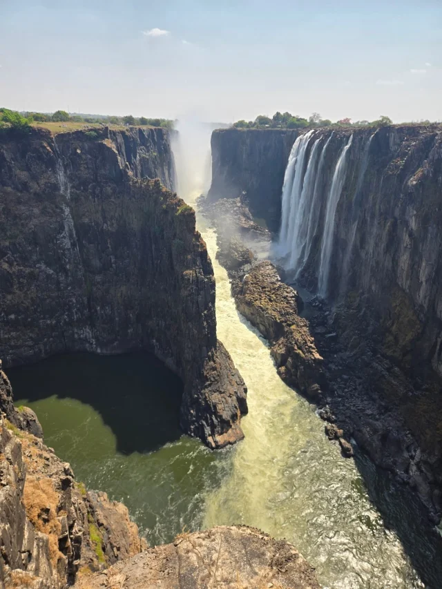 Victoria Falls (vertical): 1-3 are from Zambia, and 4-8 are from Zimbabwe. The falls are as beautiful as you imagine. 
.
.
.
#victoriafalls #waterfall #zimbabwe #zambia #naturalwonders #7naturalwondersoftheworld