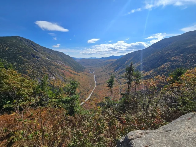 It's a beautiful, early autumn day in New Hampshire. 🍂
.
.
.
#mountwillard #newhampshire #autumn #hike #leafpeeping #autumnleaves #autumnvibes